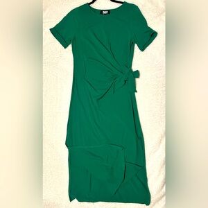 Emerald Green maxi dress with short sleeve and gathering on the side